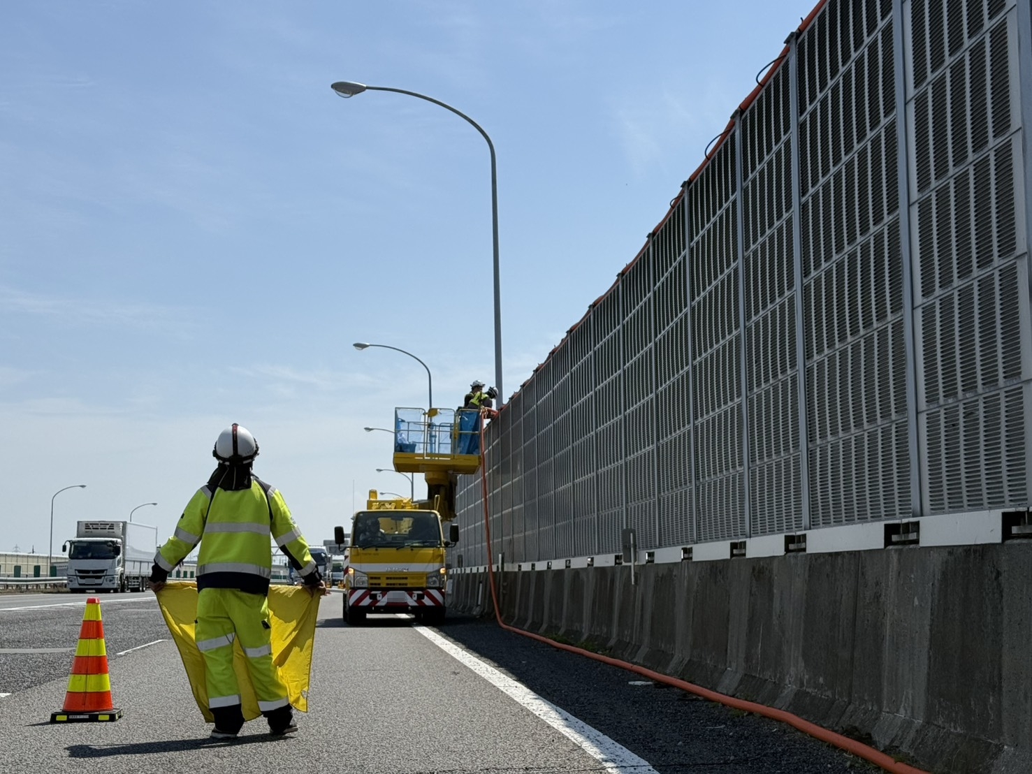 規制員誘導のもとでの本線上作業全景(愛知県一宮市)