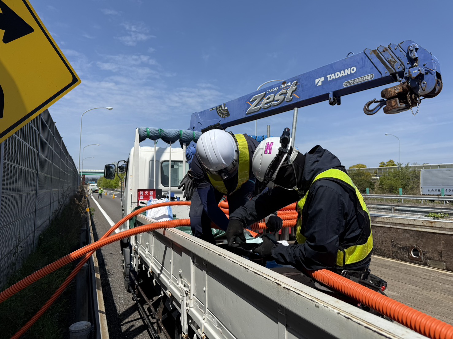 クレーン車を使用した資材搬入・配線作業