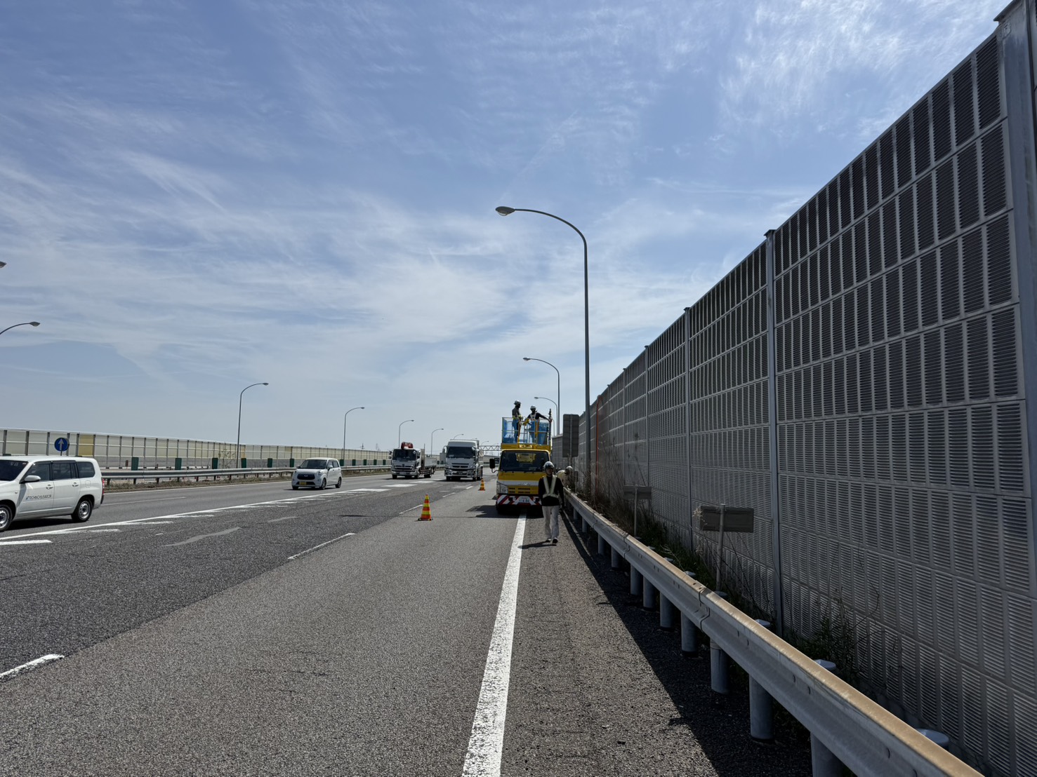 高速道路上での作業全景(愛知県一宮市)