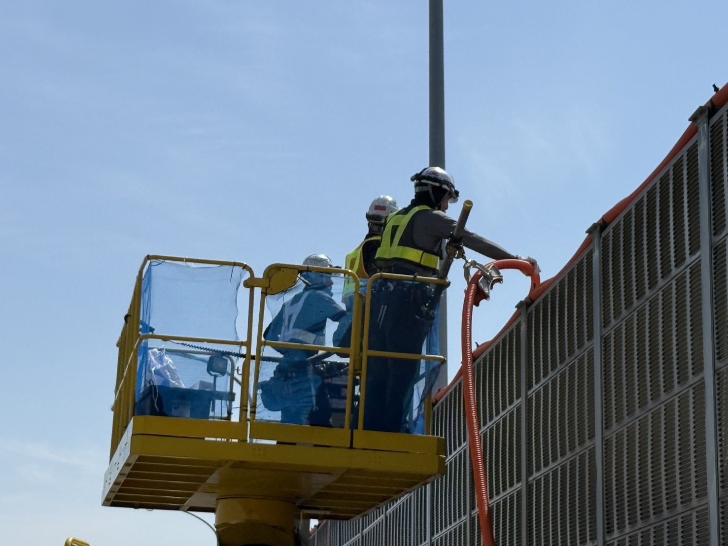 作業バスケット上での配管取り付け作業(愛知県一宮市)